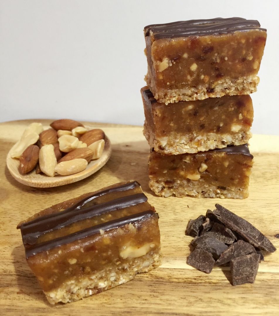 Healthy peanut caramel slice