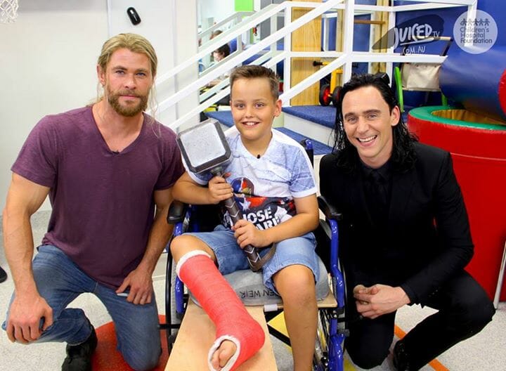 chris hemsworth visits brisbane childrens hospital